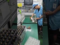 Assemblage de compartiment de batterie entièrement automatique pour pré-filtres